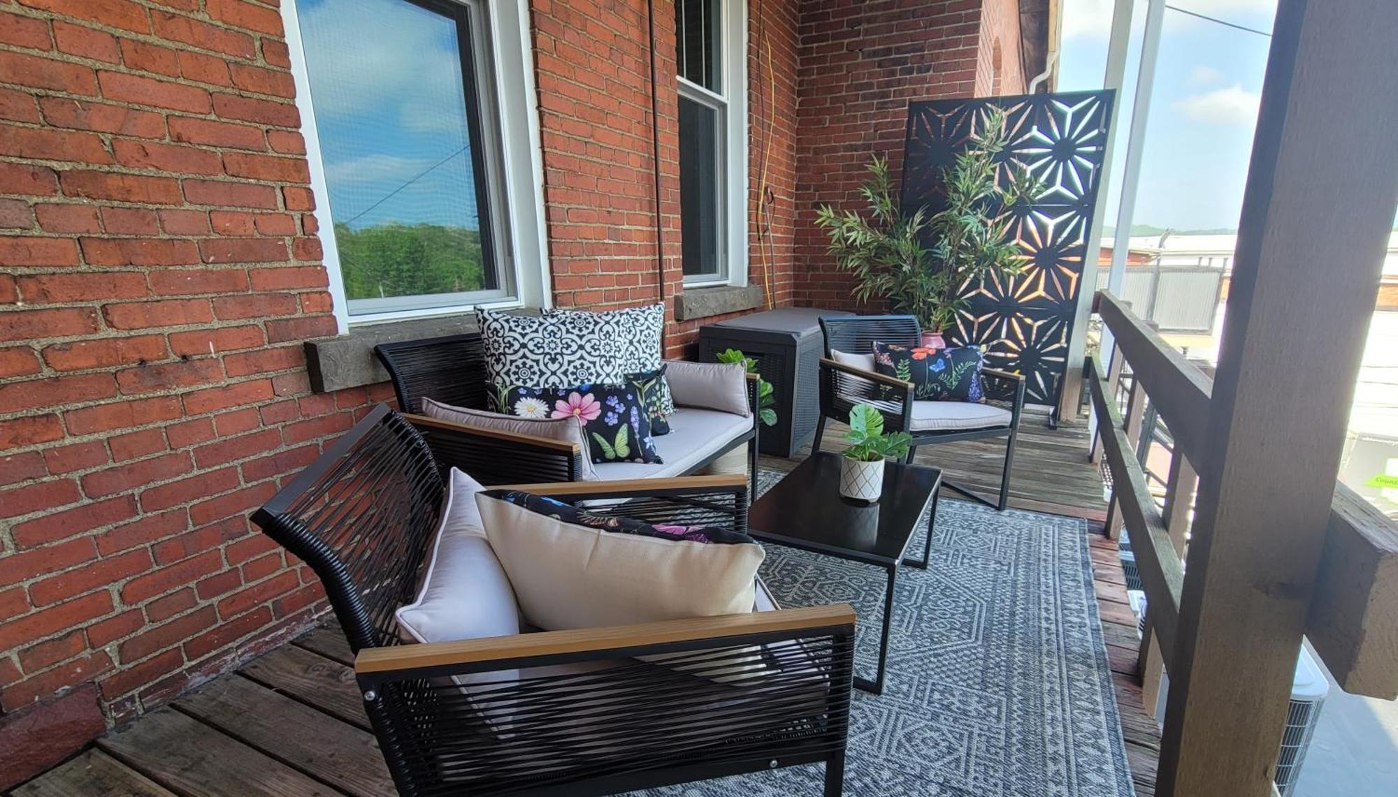 Spacious Luxury Apt In Historic Downtown - Oh Amish Country Міллерсбург Екстер'єр фото