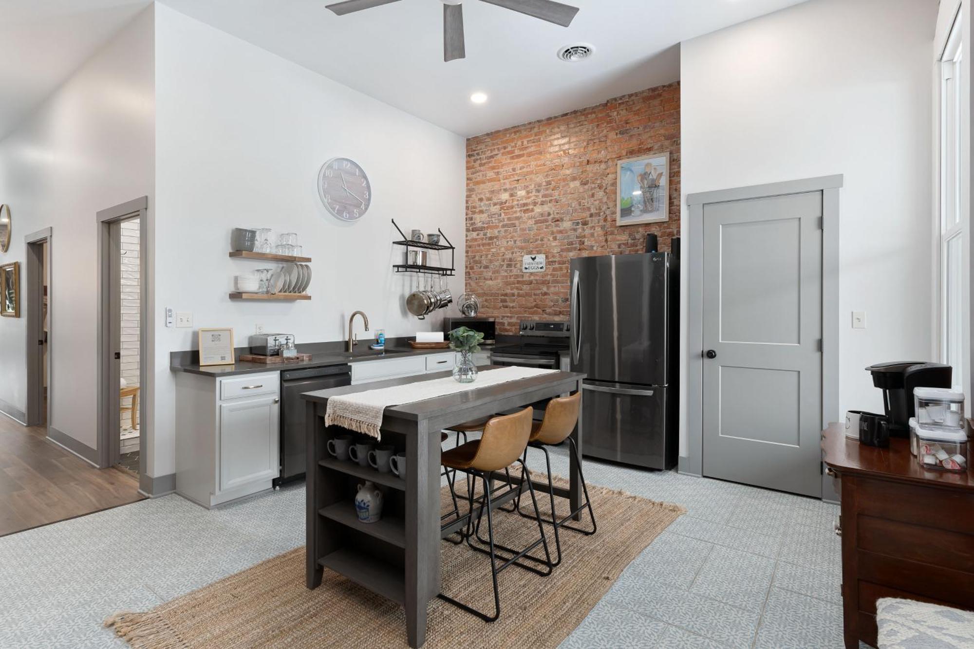 Spacious Luxury Apt In Historic Downtown - Oh Amish Country Міллерсбург Екстер'єр фото