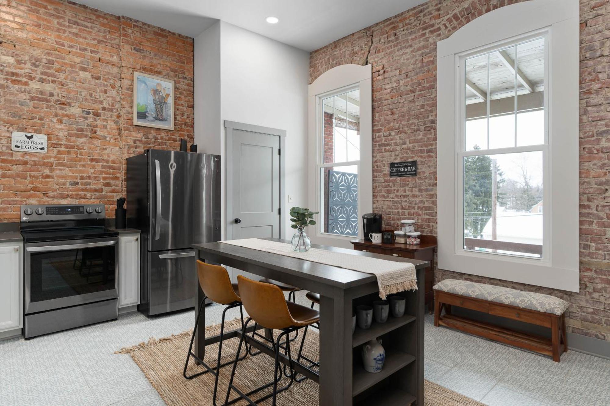 Spacious Luxury Apt In Historic Downtown - Oh Amish Country Міллерсбург Екстер'єр фото