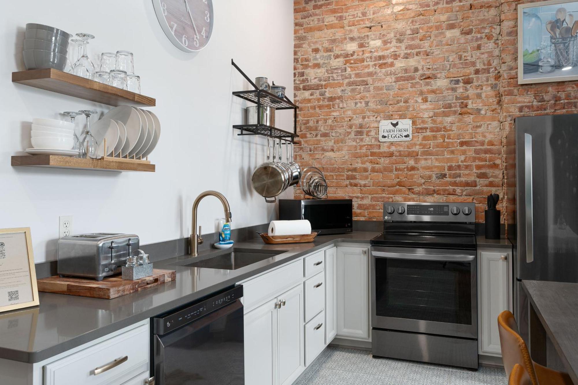 Spacious Luxury Apt In Historic Downtown - Oh Amish Country Міллерсбург Екстер'єр фото
